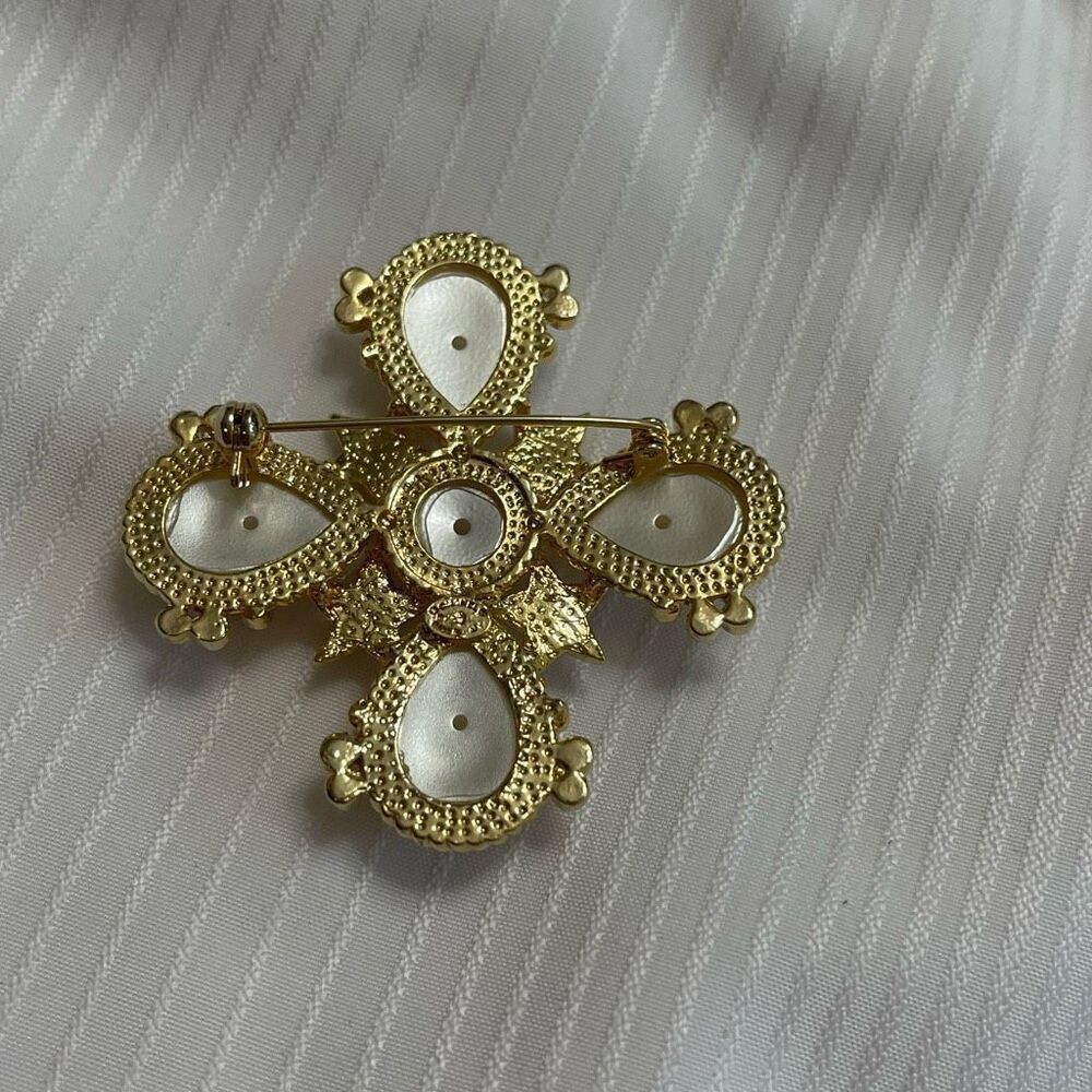 Chanel Pearl Crystal Statement Brooch - Picture 6 of 9